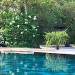 Les Ecuries De Rigny, De Gamme Avec Privatif Et Piscine Au Coeur D'un Jardin Arbore