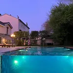 Les Ecuries De Rigny, De Gamme Avec Privatif Et Piscine Au Coeur D'un Jardin Arboré 4*