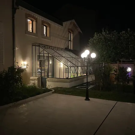 Les Ecuries De Rigny, De Gamme Avec Jardin, Jacuzzi Et Piscine Oda ve Kahvaltı 4*