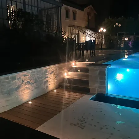 Bed & Breakfast Les Ecuries De Rigny, De Gamme Avec Privatif Et Piscine Au Coeur D'un Jardin Arbore