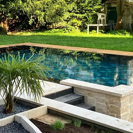 Les Ecuries De Rigny, De Gamme Avec Jardin, Jacuzzi Et Piscine Oda ve Kahvaltı 4*