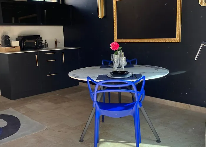 Les Ecuries De Rigny, Suite Haut De Gamme Avec Spa Privatif Et Piscine Au Coeur D'Un Jardin Arbore