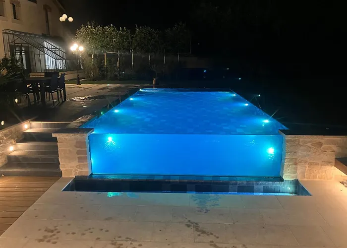 Bed & Breakfast Les Ecuries De Rigny, Suite Haut De Gamme Avec Spa Privatif Et Piscine Au Coeur D'Un Jardin Arbore